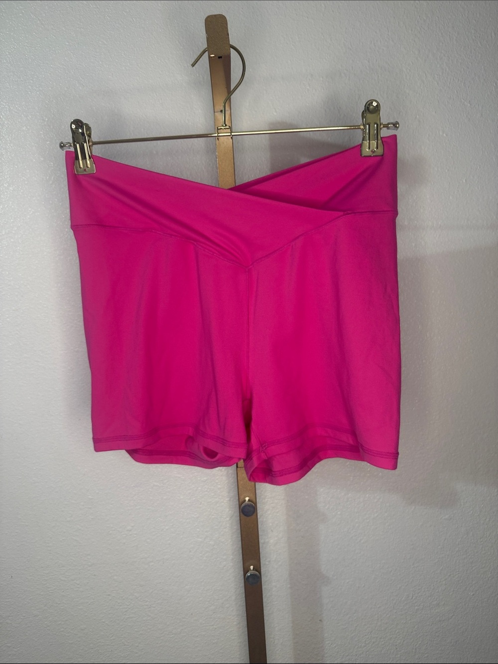 HALARA Hot Pink V-Crossover Waist Bike Shorts- Large- NWOT